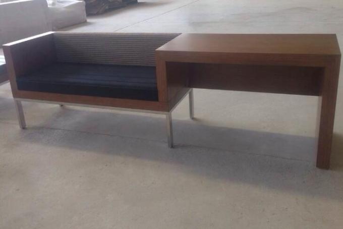 Unidad de madera con el banco del equipaje, unidad del escritorio del hotel del escritorio del marco metálico 0