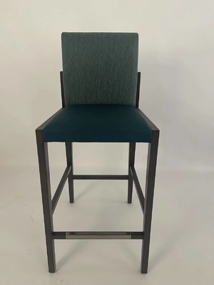 Un buen precio. La esponja de alta densidad envolvió la silla tapizada de Barstool para el apartamento en línea