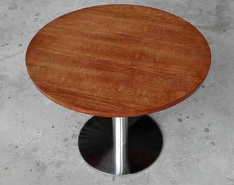 El comedor de madera durable presenta el metal pulido para el restaurante