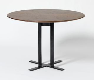 Un buen precio. Tabla redonda superior del comedor de la chapa de madera de la nuez con con base metálica negro en línea