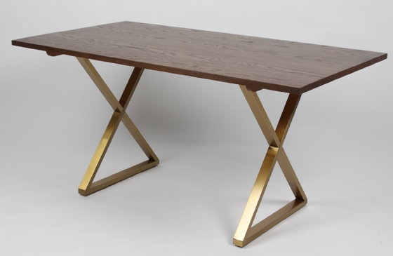 Un buen precio. Las piernas de madera sólidas del metal enmarcan la mesa de comedor de madera rectangular en línea