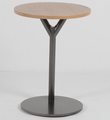 Un buen precio. Mesa de centro superior de madera negra de la sala de estar con la base de acero en línea