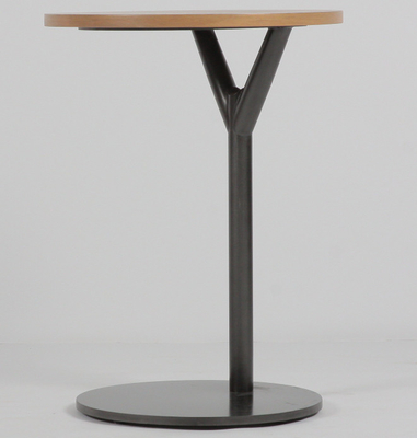 Un buen precio. Mesa de centro de madera redonda negra de la sala de estar con el lado bajo de acero en línea