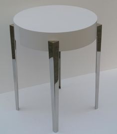 Un buen precio. Tabla lateral redonda superior de madera del metal para la cafetería, mesas laterales superiores de madera en línea