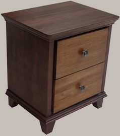 Un buen precio. Mesitas de noche antiguas del hotel del estilo con 2 cajones, borde de madera sólido en línea