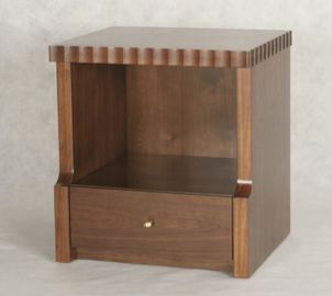 Un buen precio. Mesitas de noche de madera del hotel del color oscuro con un cajón, tamaño del rey/de la reina en línea
