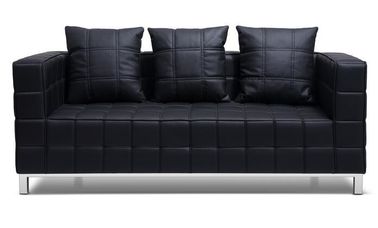 Un buen precio. La sala de estar con base metálica de 18 pulgadas acuesta el cuero negro con espuma de alta densidad en línea