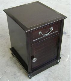 Un buen precio. Madera oscura Nightstand con los cajones, soporte estrecho del top de HPL de la noche de la mesita de noche en línea