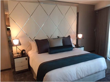 Un buen precio. Los muebles de cinco estrellas elegantes del dormitorio del hotel de lujo fijan con el marco metálico en línea