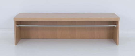 Un buen precio. Estante de madera maciza con barra de armario en línea