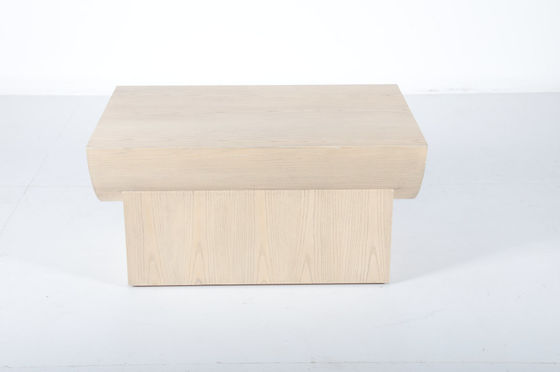 Un buen precio. Mesa lateral de madera maciza con borde de arco en el dormitorio del hotel de lujo Wabi-Sabi personalizado en línea