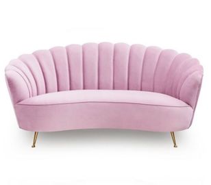 Un buen precio. Acolchonamiento rosado del terciopelo del sofá tapizado casandose el sofá de alquiler de la sala de estar del metal con 4 piernas del metel en línea