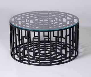 Un buen precio. Mesa de centro con base metálica negra de la sala de estar con el vidrio moderado claro en línea