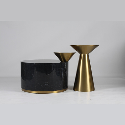 Un buen precio. La mesa de centro redonda de acero inoxidable de oro de lujo reveló en línea