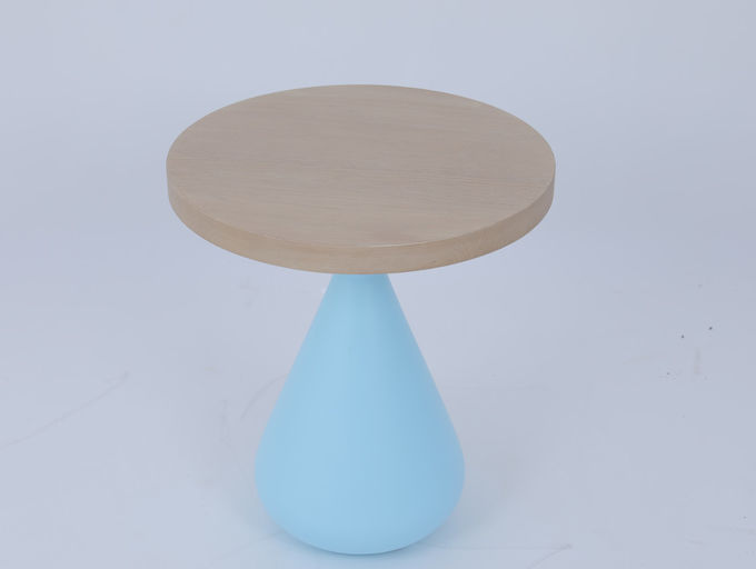 Mesa de cóctel redonda de madera para el hotel Hilton Mesa lateral 1